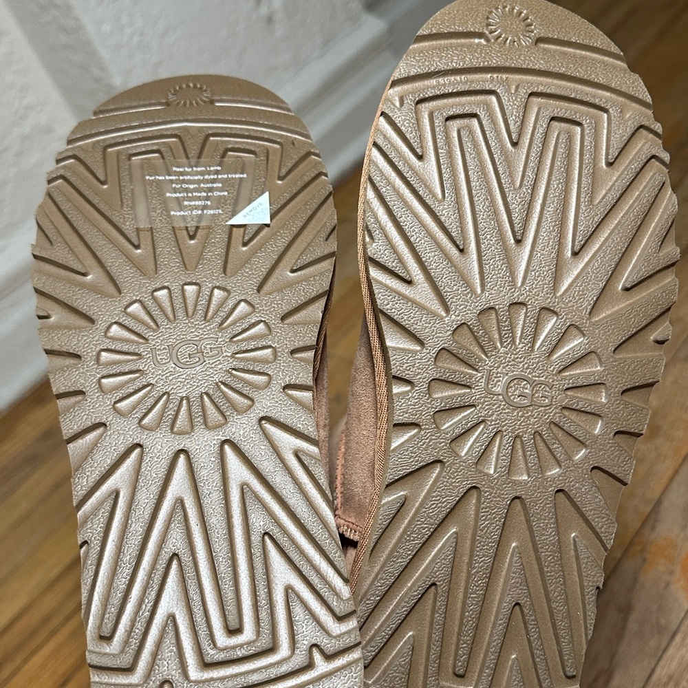 Brand New UGG Women's Classic Mini boot - Picture 4 of 6